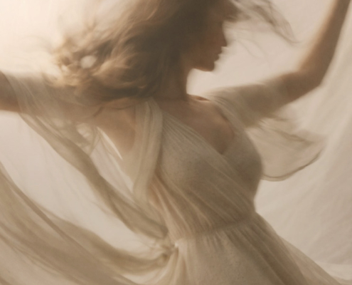 Femme dansant dans une robe de tulle ivoire, visuel Comet & Co