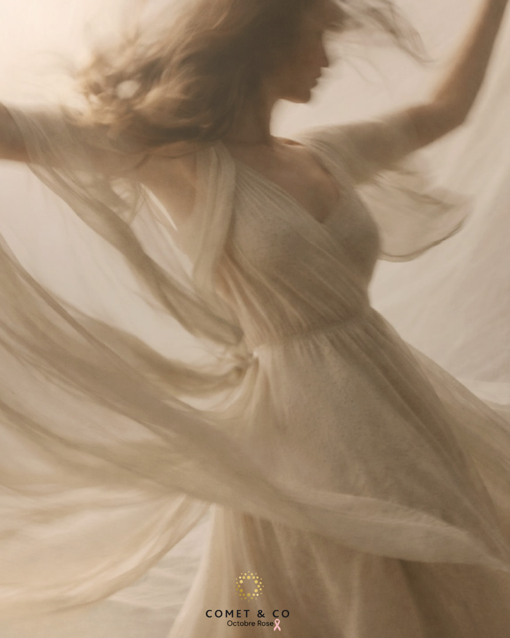 Femme dansant dans une robe de tulle ivoire, visuel Comet & Co